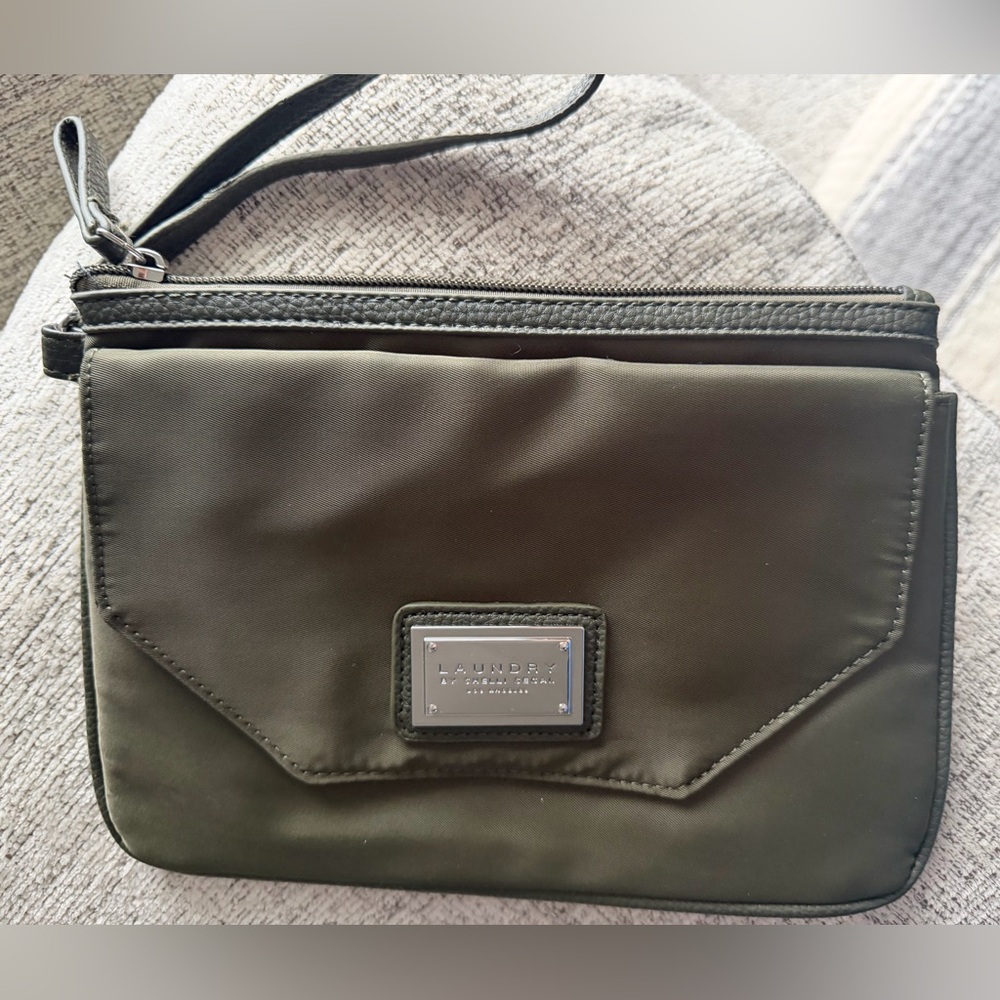 Laundry by Shelli Segal Green clutch/wristlet NWOT 9.5x7
